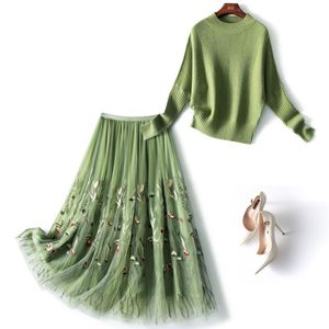 2023 Autumn Winter Long Sleeve Round Neck Green Solid Color Sticked tröja Tulle blommig broderi Lång kjol Tvådeldräkter 2295D