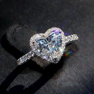 Kvinnor Iced Out Heart Diamond Ring Square Diamond Ring Micro Pave Mossinaante 925 Silver Hip Hop Justerbar Ring One Size232w