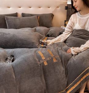 濃い灰色のコーラルフリースの寝具4ピースベッドセットベジグナー寝具セット豪華なシェーカーフランネルベッドシーツお問い合わせ製品自体の写真を見る