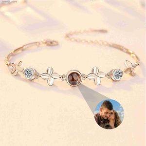 Braccialetti con ciondoli Argento 925 Bracciale con proiezione a forma di trifoglio con quattro foglie Gioielli in lingue personalizzate Braccialetti commemorativi con foto personalizzati Regalo Q231025