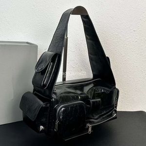 Superbusy Balencaiiga väskor klassiska väskor 2023 Ny Super Cool Underarm Layer Oil Wax Leather Locomotive Punk Style Pockets Mens Fashion Handbag