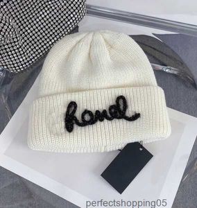 Beanie/Kafatası Kapakları Şık Tasarımcı Marka Çifte Mektup Ananas Şerit Nakış Lüks Unisex Sonbahar Kış Siyah Beyaz Yün Örme Şapkalar Sıcak Hat5n7s