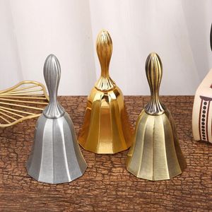 Julekorationer Multifunktion Alloy Hand Bell Christmas Bell Gifts Shiny Gold Loud Clear Sound Church Wedding Bell Home Dining Table Decoration 231024