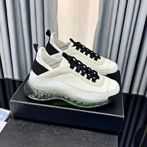 Luxury Designer Running Shoes Fashion Sneakers Men Women Sports Shoe Casual Channel Trainers Classic White Par ökar Platform Air Cushion Sneaker