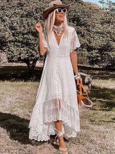 Abiti casual di base Abito lungo in pizzo bianco bohemien Abito estivo da donna a maniche corte con ricamo floreale Abito lungo femminile elegante retrò da spiaggia YQ231025