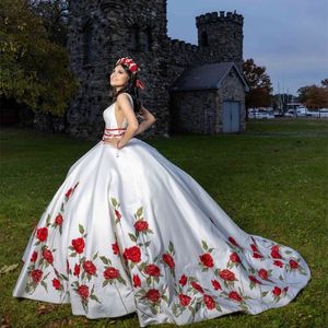 Luxuriöse mexikanische Quinceanera-Kleider, Stickerei, rote Rose, Blume, V-Ausschnitt, weißer Satin, Ballkleid, Abschlussball, Geburtstagskleid für 16 Mädchen, 2024, formelle Partykleider