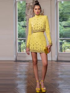 1012 2023 Pist Sonbahar Markası Aynı Stil İki Parça Setleri Uzun Kollu Kısa Etek Sarı Polyester Moda Giysileri Yüksek Kaliteli Kadınlar Ouulaii