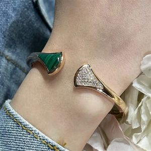 Jewelry Women Bracelet Natural Peacock Green Fan-shaped Dress Design Fashion and Elegant Designer Gorgeous and Magnificent Lady