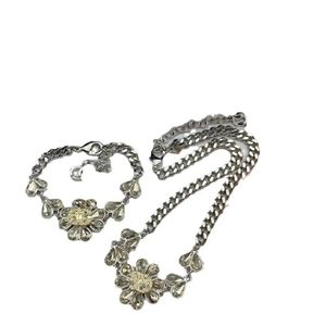 Hänge halsband Flower Water Diamond Twisted Plate Chain Halsband gjord av mässing Material Small Design Partihandel Kolkedja