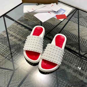 Luxury Shoe Designer Women Slipper For Men Rubber Rivet Diamond Unisex Flip Flop Classic Summer Slide Lätt att bära med Box Comfort Flat Sandal