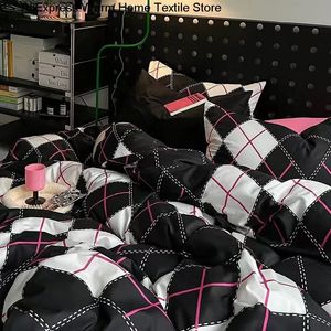 Zestawy pościeli w stylu mody różowy czarny zestaw miękki kwiat kołowawczy poduszka łóżka płaski arkusz dla dziewczyny podwójne łóżka królowe 231025