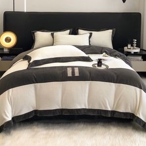Yatak Besigner Yatak Setleri Kalınlaştırılmış Çift Yan Kadife Dört Parçalı Basit İşlemeli Harf Seti, Mercan Kadife Yatak Çarpısı
