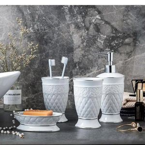 Set di accessori per il bagno Forniture per il bagno in stile europeo Bottiglia di lozione in ceramica Portasapone Dispenser per dentifricio Accessori per incisioni artigianali