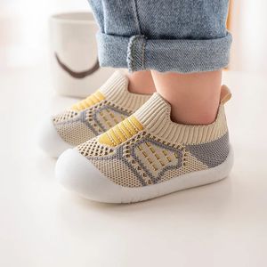 Primeiros caminhantes sapatos de bebê antiderrapante respirável infantil berço meias com sola de borracha para crianças meninas meninos sapatos de malha chinelos de fundo macio 231024