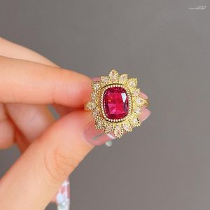 結婚指輪Huitan Luxury Dark Red CZ Women Gold Color Aesthetic Flower Design Ring for Bride Ceremony Party Trend Jewelry