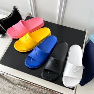 Diseñador de goma Mujer Zapatillas de lujo Triángulo en relieve Hombre Fuzzy Slipper Pool Zapatos negros Diapositiva Masaje suave Playa de verano Sandalias frescas al aire libre