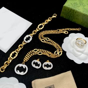 Nuovo design caldo collana bracciale orecchini anello, set di gioielli, collana con pendente doppio alfabeto in acrilico rame oro 14k, moda e personalità di regali di alta qualità