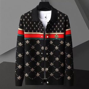 Jesienna i zimowa dzianina Cardigan Men Lapel Casual Lett Flowing Dopasowanie Kolor Losy Sweter Męska kurtka kurtka Trend