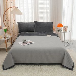 Set di biancheria da letto Trapunta in flanella di velluto Copriletto Federe per cuscini per letto singolo matrimoniale Set copripiumino reversibile grigio scuro Federe 231026