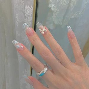 Unghie finte con paillettes glitterate a cuore per la nail art di San Valentino con colla tipo corto rimovibile