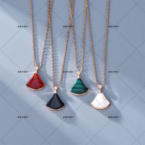 Colar de joias Colares com pingente Ouro rosa cheio de diamantes pequeno pingente em forma de leque luz luxo simples saia pequena corrente branca Fritillaria concha preta ágata vermelha