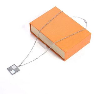 Nya ankomst Europe America Fashion Men Womens Lady Silver-färg Hårdvara Dandy Halsband med White Mother of Pearl V Letter Square278b