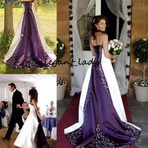 Abiti da sposa moderni ricamati viola e bianchi 2023 Abito da sposa bohemien paese senza spalline in pizzo con perline in rilievo P2708