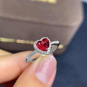 Ringas de banda simples clássico clássico cor de prata no engajamento do coração para mulheres brancas vermelho cz incrustação de jóias festas de casamento de jóias graduação 231025