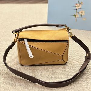 Buzlu Crossbody Bag Küçük Çanta Çanta Cowhide Deri Kayış Tasarımcı Harfleri fermuar kapatma kahverengi omuz çantaları küçük tote cüzdanları