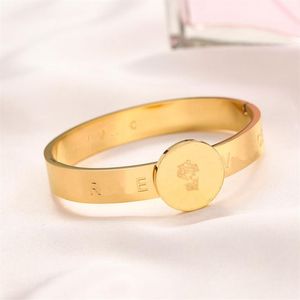 Luxuy Bangle Placcato in oro 18 carati Bracciale con ciondoli Bambola Marchio di moda europeo e americano Stile giovane Stile classico Coppia di Natale Gi277v