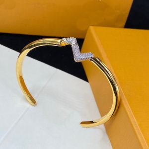 Europa Amerika ArmbänderModestil Männer Dame Frauen Titanstahl Gravierte V-Initialen Fassung Diamant Volt Armreif Paar Geschenke Designerschmuck