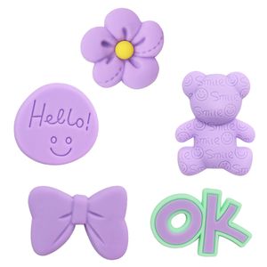 MOQ 20 Pz PVC Cartoon Kawaii Orso Viola Sorriso OK Parti di scarpe Accessori Decorazione Fibbia Fascino Clog Pins Bottoni