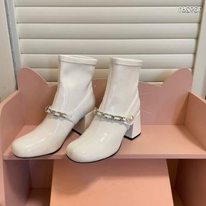 패션 발목 부츠 여성 Capahutta 6.5cm 하이힐 Bootes Italy 완벽한 흰색 검은 둥근 발가락 가죽 진주 발목 체인 장식 청키 한 힐 Short Bootie EU 35-40