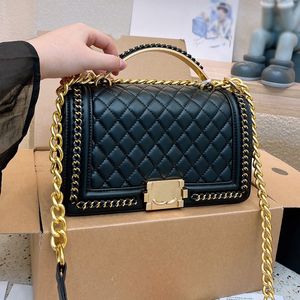 Womens Classic Black Leder würzige Mutter Make -up -Bag -Umhängetasche Diamant Plaid Kettenbeutel Gold Metall Hardware Matelasse Luxus Handtasche Mode Designer Bag Brieftasche 24 cm