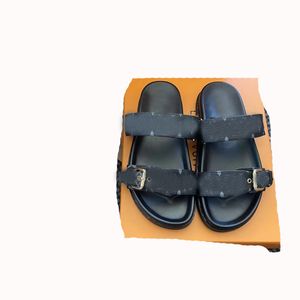 Parstil tofflor Sandaler Patent Läder Flatbott Beach Slippers Luxury Designer Slippers Classic Mönster Mönster Par Höjdfärger Free Box Shippings