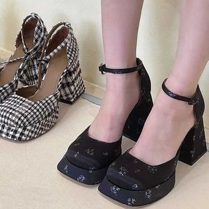 Yu Shuxin's 2023 New Thick Sole Soce Heel Heil Heel Belt Single Shoe Women's Hollow Versatile Mary Jane Shoes 231026