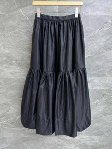 Spódnice moda wysokiej jakości nylonowa plisowana spódnica w połowie zawodu dla kobiet 2023 Autmn lekka solidna czarna biała pełna dama