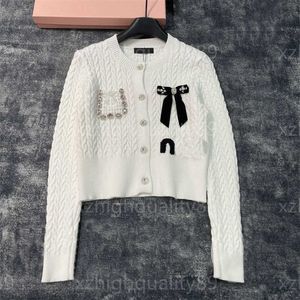 Designer Cardigan Sweaters Womens Coat Fashion Top Liten Pocket Letter Bow Decoration Långärmad rund nacke stickade rockar Designer Kvinnors tröja