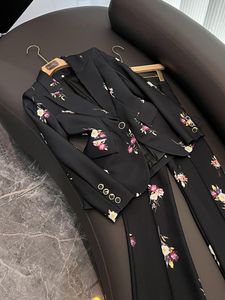 Zweiteilige Hosen-Sets mit schwarzem Blumendruck für den Herbst, langärmlig, einreihiges Blazer-Oberteil mit eingekerbtem Revers und ausgestellter Hose, Hosen-Set, zweiteilige Anzüge O3O072713