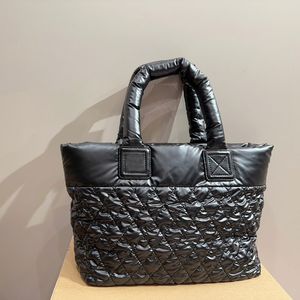 Designer Tote Bag Luxury Women Handväskor Pluffiga damer axel crossbody väskor kvalitet vadderade vinter shopping purses stora kapacitet påse metall bokstav glans svart