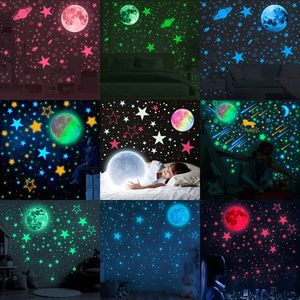 Adesivi murali Luna colorata luminosa per la camera dei bambini Camera da letto Soffitto Decalcomanie di arte Decorazioni per la casa Unicorno Stelle Glow In The Dark 231026