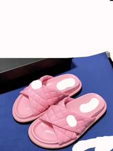 2023 Ny stil tofflor Sandaler Patent Läder Flatbott Beach Tisters Luxury Designer SlipperSs klassiska mönster Mönster Par Höjdfärger Free Box Shippings