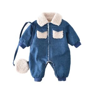 Rompers Winter Baby Clothes Lamb Wool Denim Kids Jumpsuit For Boys Girls Patchwork Long-Sleeved Toddler Spädbarn Romper med väskor 231025