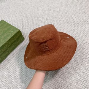 Yeni tasarımcı kova şapkası lüks kapaklar 4 katlar şapkalar erkek kadife kapaklar mektup kova şapka tasarımcısı kadın erkekler unisex şapkalar kış beanies kaput
