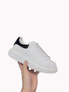 Small White Shoes Designer Luxury Top Edition MC Sports Shoes Försäljning China Red Tail Italian Importerad Silk Leather Casual Men and Women's Free Matching Box