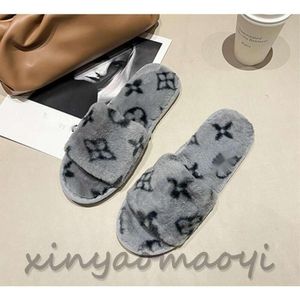 2023SS lippers New Fashion Women Metal Chain Decoration Furry House Slippers Winter Plush Flop Flops Female Home Faux Päls bomullsglas Hyoma