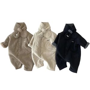 Rompers Korean Baby Romper Scarf Set Autumn Winter Lamb Wool Jumpsuits For Boys Girls Toddler Spädbarnskläder Loose Born Onesie 231025