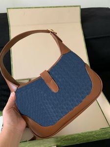 Borse a tracolla di design in denim blu del 1961 con tracolla lunga Cuciture in pelle marrone Stampa di lettere Borsa con manico superiore in denim Hardware color oro Borsa con fibbia a pistone Regalo