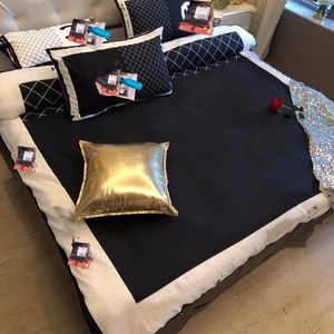 Yatak Işığı Lüks Besigner Yatak Setleri Pamuk Yüksek Moda Marka Yatakları Ürünün resimlerini görüntülemek için bize ulaşın