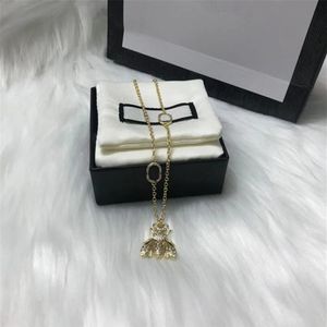 Ladies Bee Letter Diamond Pendant Necklace With Box Party Festival Fashion Gift Jewelry Charm utsökta trendiga Bling Chain262U